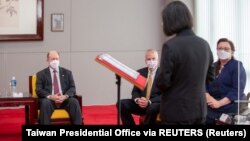 ប្រធានាធិបតី​តៃវ៉ាន់​ អ្នកស្រី Tsai Ing-wen ឈរ​ថ្លែង​ក្នុង​អំឡុង​ជំនួប​ជាមួយ​​​​សមាជិក​ព្រឹទ្ធសភា​សហរដ្ឋ​អាមេរិក អ្នកស្រី Tammy Duckworth (ស្តាំ) លោក Dan Sullivan និង លោក Chris Coons នៅ​ទី​ក្រុង​តៃប៉ិ កាល​ពី​ថ្ងៃ​ទី​៦ ខែ​មិថុនា ឆ្នាំ​២០២១។