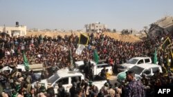 အကျဥ်းသားလဲလှယ်ရေးအစီအစဥ်အရ အစ္စလာမ်မစ်ဂျီဟတ်တိုက်ခိုက်ရေးသမားတွေက ကြက်ခြေနီအသင်းရှိရာ ခန်ယူနစ်စ်ကိုရောက်လာစဥ်။ (ဇန်နဝါရီ ၃၀၊ ၂၀၂၅)