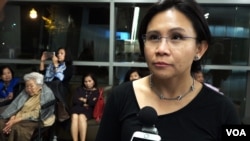 អ្នកស្រី គិត ស្រីរ័តន៍ (Sarah Kith) អាយុ ៤៦ ឆ្នាំ ជា​អ្នក​សម្របសម្រួល​ម្នាក់​នៅ​បណ្ណាល័យ​សភា​ជាតិ​សហរដ្ឋអាមេរិក (Library of Congress) ហើយ​សព្វ​ថ្ងៃ​រស់​នៅ​ភាគ​ខាង​ជើង​រដ្ឋ Virginia ផ្តល់បទ​សម្ភាសន៍​នៅ​ក្រោយអ្នកស្រី​បាន​ទស្សនា​ជា​លើក​ដំបូង​នូវការ​បញ្ចាំង​ភាពយន្ត​«មុន​ដំបូង​ខ្មែរ​ក្រហម​សម្លាប់​ប៉ា​របស់​ខ្ញុំ‍» នៅ​រោង​ភាពយន្ត​ក្នុង​មហាវិទ្យាល័យ Montgomery College នៅ​ទី​ក្រុង Silver Spring រដ្ឋ Maryland​ កាល​ពី​ថ្ងៃ​ទី​២០ ខែ​តុលា ឆ្នាំ​២០១៧។ (VOA)