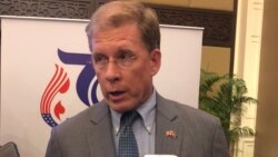 លោក W. Patrick Murphy ឯកអគ្គរដ្ឋទូតសហរដ្ឋអាមេរិកប្រចាំកម្ពុជា ថ្លែងទៅកាន់អ្នកសារព័ត៌មាននៅរាជធានីភ្នំពេញ កាលពីថ្ងៃទី៣ ខែកញ្ញា ឆ្នាំ២០២០។ (ស៊ុន ណារិន/វីអូអេ