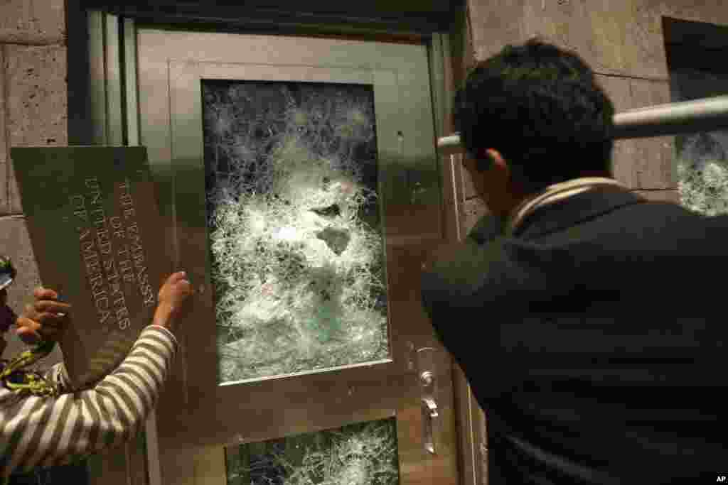 Yamanda namoyishchilar Amerika elchixonasi eshigini buzmoqda. Sano, 13-sentabr.