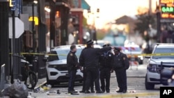 Los servicios de emergencia acuden a la escena en Bourbon Street después de que un vehículo embistiera a una multitud en Canal y Bourbon Street de Nueva Orleans, el 1 de enero de 2025.