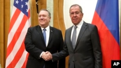 Waziri wa Mambo ya Nje wa Marekani Mike Pompeo, kushoto, na Waziri wa Mambo ya Nje wa Russia Sergey Lavrov kabla ya kuanza mazungumzo yao katika Hoteli ya ufukweni iliyoko Bahari Nyeusi, Sochi, kusini mwa Russia, May 14, 2019. 