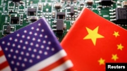 Arhiva: Zastave SAD i Kine preko ploče sa čipovima. (Foto: Reuters/Florence Lo)