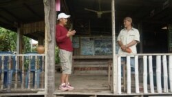 លោក Chaiwat Parakoon (ឆ្វេង) និយាយ​ជាមួយ​លោក Sudta Insamran និង​អ្នក​នេសាទ​ពី​ក្រុម​ Love Mekong នៅ​ក្នុង​ខេត្ត​ Nong Khai ប្រទេស​ថៃ។ (រូបភាពផ្តល់​ដោយ Black Squirrel Productions)