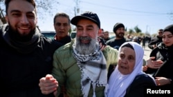 作為哈馬斯與以色列之間交換人質和囚犯以及達成加沙停火協議的一部分，一名巴勒斯坦人從以色列監獄中獲釋。(路透社：2025年2月15日)