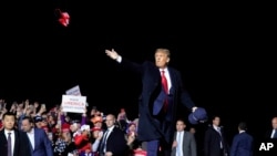 Predsednik Donald Tramp posle mitinga na međunarodnom aerodromu u Dulutu u Minesoti, u sredu 30. septembra 2020. 