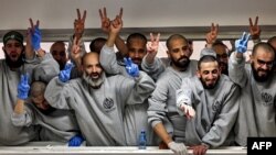 İsrail tarafından serbest bırakılan Filistinli mahkûmlar, işgal altındaki Batı Şeria'nın Ramallah kentinde kendilerini karşılamak üzere toplanan insanlara el sallıyor- 25 Ocak 2025. (ARŞİV)