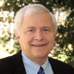 南加州大學安納伯格傳播學院教授托馬斯·霍利漢