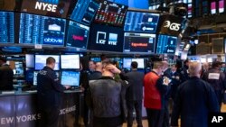 Los operadores asistieron a una nueva apertura marcada por las pérdidas en la Bolsa de Nueva York el 16 de marzo de 2020.