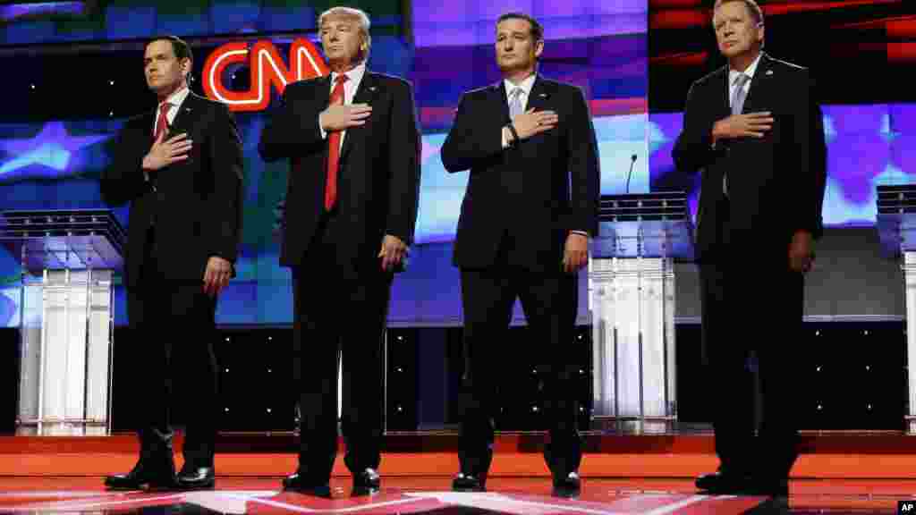 Les candidats présidentiels républicains, le sénateur Marco Rubio, le milionnaire Donald Trump, le sénateur Ted Cruz, et le gouverneur John Kasich, avant le début du débat présidentiel républicain à l'Université de Miami, le 10 mars 2016.