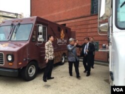Duta Besar RI untuk AS, Budi Bowoleksono dan staff KBRI mempersiapkan food truck untuk jamu wapres Jusuf Kalla (Dok: VOA)