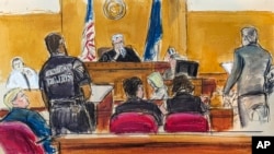 2024年5月30日，在紐約曼哈頓刑事法庭，特朗普(前排最左邊)看著陪審團主席作出有罪判決，胡安·默臣法官在法庭旁聽。莫臣2024年11月22日允許特朗普尋求撤銷此案。