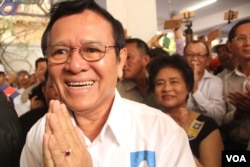 រូបឯកសារ៖ លោក កឹម សុខា ត្រូវបាន​តែងតាំង​ជា​ប្រធាន​គណបក្ស​សង្គ្រោះជាតិ ក្នុងអំឡុងសមាជវិសាមញ្ញគណបក្សសង្គ្រោះជាតិ កាលពីថ្ងៃទី២ ខែមិនា ឆ្នាំ២០១៧។ (អូន ឆេងប៉រ/VOA)