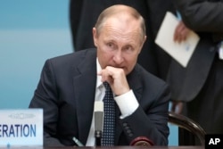 លោក​ប្រធានាធិបតី Vladimir Putin ស្ថិត​ក្នុង​ពិធី​បើក​កិច្ចប្រជុំ​កំពូល G-20 នៅ​ក្នុង​ក្រុង Hangzhou ខេត្ត Zhejiang ប្រទេស​ចិន កាលពី​ថ្ងៃទី៤ ខែកញ្ញា ឆ្នាំ២០១៦។