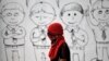 Seorang berdiri di depan mural siswa sekolah di dinding sekolah menengah untuk menentang hukuman mati otoritas Saudi. (Photo: REUTERS/Hamad I Mohammed)