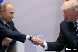 El presidente de EE.UU. Donald Trump saluda al presidente ruso Vladimir Putin durante su reunión bilateral al margen de la Cumbre del G20 en Hamburgo, Alemania. Julio 7, 2017.