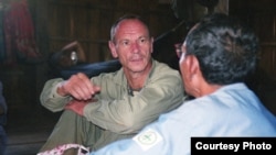 បណ្ឌិត Sylvain Vogel សាស្រ្តាចារ្យ​ភាសា​សំស្ក្រឹត​និង​ភាសាវិទ្យា​នៃ​សាកលវិទ្យាល័យ​ភូមិន្ទ​វិចិត្រ​សិល្បៈ​និង​ជា​អ្នកស្រាវជ្រាវ​ឯករាជ្យ​លើ​ភាសា​ព្នង​។ (រូបថត៖ផ្តល់​ឲ្យ​ដោយ Peter Maguire) 