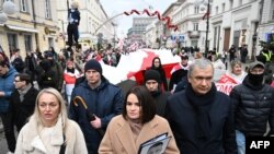 Лідери білоруської опозиції Світлана Тіхановська та Павло Латушко на мітингу у Варшаві, Польща, 26 січня 2025 року. Sergei GAPON/AFP