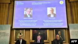 Per Stroemberg, Goeran K Hansson et Per Krusell annoncent les lauréats du prix Nobel d'économie lors d'une conférence de presse à l'Académie royale des sciences de Suède à Stockholm, le 8 octobre 2018.