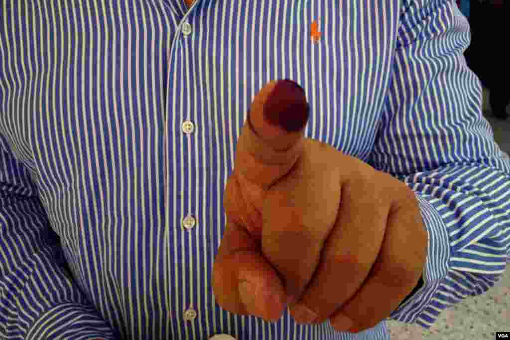 Retired pharmacist Makhmoud Mokhtar after voting in central Cairo, Egypt, June 16, 2012. (Y. Weeks/VOA)