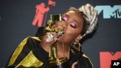Missy Elliott pose dans la salle de presse avec le prix Video Vanguard aux MTV Video Music Awards au Prudential Center le 26 août 2019 à Newark, N.J.