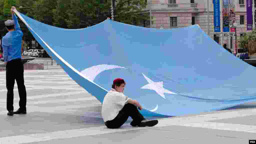 Vashingtonda Uyg'ur madaniy festivali. Tadbirdan so'ng jamoa Xitoy elchixonasi qarshisida norozilik namoyishi o'tkazdi, Vashington, 3-avgust, 2014-yil. Odil Ruzaliev surati