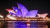 El edificio de la ópera de Sydney, en Australia, conmemoró los 70 años del tratado ANZA con EE. UU. con un despliegue de las banderas de EE. UU., Australia y Nueva Zelanda el 1 de septiembre de 2021.