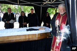 آیرینا دختر گورباچف دومین نفر از سمت چپ در کنار تابوت میخاییل گورباچف در قبرستان «نُوُدِویچی» در مسکو. ٣ سپتامبر ٢٠٢٢