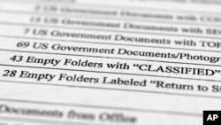 Popis oduzetih materijala sa poseda Mar-a-Lago bivšeg predsednika Donalda Trampa (AP/Jon Elswick)