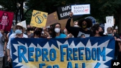 Demonstranti za pravo na abortus marširaju prema kući sudije Vrhovnog suda Breta Kavanoa u Čevi Čejsu, nadomak Vašingtona, 13. septembra 2021. 