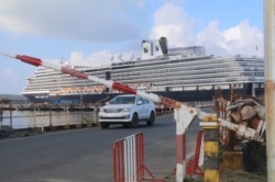 សាធារណជន និងអ្នកសារព័ត៌មានមិនត្រូវបានអនុញ្ញាតអោយចូលសេរីទៅជិតនាវានោះទេ នាព្រឹកថ្ងៃអាទិត្យនេះ។ (ស៊ុន ណារិន/VOA Khmer)