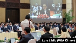 វេទិកា​សាធារណៈ​ស្ដីពី​ច្បាប់​ហិរញ្ញវត្ថុ ឆ្នាំ​២០២៣ ដែលរៀប​ចំដោយ​ក្រសួង​សេដ្ឋកិច្ច និង​ហិរញ្ញវត្ថុ នៅ​សណ្ឋាគារ​សូហ្វីតែល រាជធានីភ្នំពេញ នៅ​ថ្ងៃ​ទី​២៥ ខែ​មករា ឆ្នាំ​២០២៣។ (លាស់​ លីបលីប/វីអូអេ)