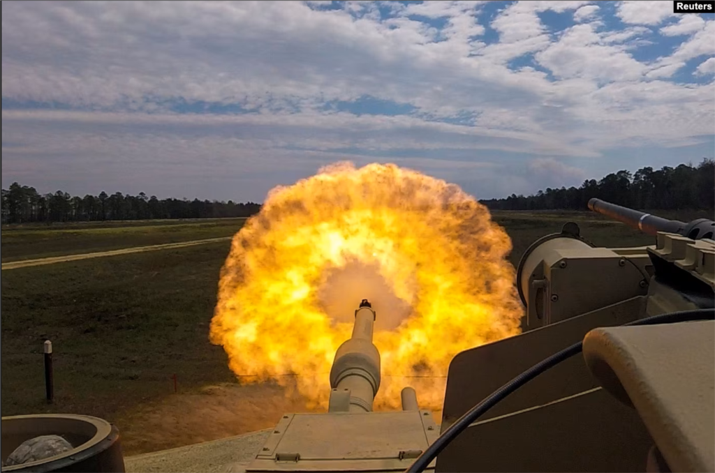 Un M1A1 Abrams durante una práctica de tiro en Fort Stewart, Georgia, Estados Unidos, el 29 de marzo de 2018. El comandante del tanque controla un cañón principal de ánima lisa Rheinmetall M256A1 de 120 mm junto con una Browning calibre .50. (12,7 mm) ametralladora pesada antiaérea M2HB y dos ametralladoras M240 de 7,62 mm.