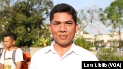 លោក នី ណាក់ ផ្តល់​បទសម្ភាសន៍​ដល់​អ្នកសារព័ត៌មាន​​វីអូអេ នៅ​ក្បែរ​រូប​សំណាក​យាយ​ពេញ ក្បែរ​វត្ត​ភ្នំ ក្នុង​រាជធានី​ភ្នំពេញ នៅ​ថ្ងៃទី១ ខែកុម្ភៈ ឆ្នាំ២០២៣។ (លាស់ លីបលីប/វីអូអេ) 