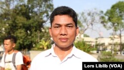 រូបឯកសារ៖ លោក នី ណាក់ ផ្តល់​បទសម្ភាសន៍​ដល់​អ្នកសារព័ត៌មាន​​វីអូអេ នៅ​ក្បែរ​រូប​សំណាក​យាយ​ពេញ ក្បែរ​វត្ត​ភ្នំ ក្នុង​រាជធានី​ភ្នំពេញ នៅ​ថ្ងៃទី១ ខែកុម្ភៈ ឆ្នាំ២០២៣។ (លាស់ លីបលីប/វីអូអេ) 