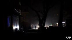 2023年1月28日敖德萨断电，居民在黑暗的街头行走。（法新社照片）