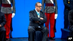 El presidente guatemalteco, Alejandro Giammattei, mira una pantalla antes de dar su tercer discurso anual a la nación en el Palacio Nacional de la Ciudad de Guatemala, el 14 de enero de 2019. 