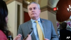 ARCHIVO - El representante James Comer, republicano por Kentucky, habla con los periodistas mientras camina hacia la Cámara de Representantes, en el Capitolio de Washington, el 12 de enero de 2023.