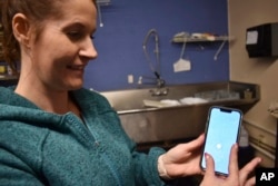 琳賽·麥克唐納 (Lindsay McDonald) 用手機在蒙大拿州中部地區拍攝的一張氣球照片。這個據信是中國間諜氣球的球體在擁有數十個核導彈發射井的區域上空飛行。(2023 年2月7日。)