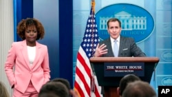 白宮國安會發言人約翰·科比（John Kirby）在白宮記者會上。