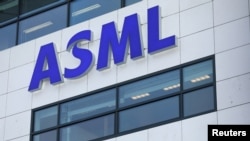 Logo dari perusahaan teknologi terbesar di Eropa ASML terpasang di markas perusahaan tersebut di Eindhoven, Belanda, pada 23 Januari 2019. (Foto: Reuters/Eva Plevier)