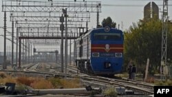 خط آهن "افغان ترنس" که ۶۴۷ کیلومتر طول دارد، خط آهن آسیای میانه را به شبکه خط آهن آسیای جنوبی وصل می‌کند