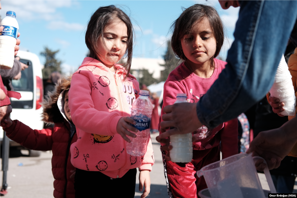 Osmaniye'de valilik binasının yanındaki boş alanda AFAD tarafından depremzedeler için çadır kent kuruldu. &nbsp;