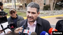 Juan Sebastián Chamorro, uno de los 222 presos políticos liberados de Nicaragua, habla con los periodistas después de llegar a Estados Unidos en el Aeropuerto Internacional Dulles cerca de Washington, el 9 de febrero de 2023. REUTERS/Kevin Lamarque