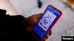 Un migrante de Venezuela que busca asilo en EEUU usa su teléfono para acceder a la aplicación CBP ONE de Aduanas y Protección Fronteriza (CBP) para solicitar una cita en un puerto de entrada terrestre. Ciudad Juárez, México, el 12 de enero de 2023.