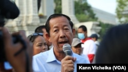 លោក រ៉ុង ឈុន ប្រធាន​សហភាព​សហជីព​កម្ពុជា និង​ជា​ទី​ប្រឹក្សា​របស់​សមាគម​គ្រូ​បង្រៀន​កម្ពុជា​ឯករាជ្យ​កំពុង​ថ្លែង​មុន​ដង្ហែ​ធម្មយាត្រា នៅ​ថ្ងៃទី១ ខែកុម្ភៈ ឆ្នាំ២០២៣។ (កាន់ វិច្ឆិកា/វីអូអេ)