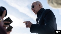 រូបឯកសារ៖ លោក​ប្រធានាធិបតី Joe Biden ថ្លែង​ទៅកាន់​អ្នកសារព័ត៌មាន​នៅ​ក្រុង Hagerstown រដ្ឋ Maryland ស.រ.អ.​នៅ​ថ្ងៃទី៤ ខែកុម្ភៈ ឆ្នាំ២០២៣។ នៅថ្ងៃនោះ លោក Biden បាន​អបអរសាទរ​អ្នកបើកយន្តហោះ​ដែល​បាន​បាញ់ទម្លាក់​បាឡុង​ចារកម្ម​របស់​ចិន។