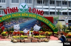 A man takes pictures of a Year of the Cat display in Ho Chi Minh City on Jan. 19, 2023. (VOA Vietnamese Service)