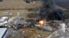 Esta foto tomada con un dron muestra partes de un tren de carga de Norfolk and Southern que descarriló el viernes por la noche en East Palestine, Ohio, todavía en llamas al mediodía del 4 de febrero de 2023.